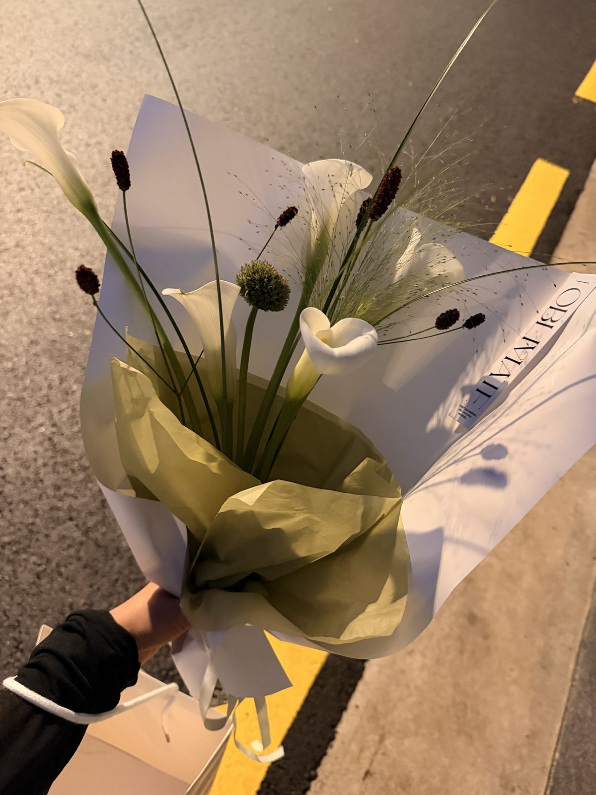 소하우스바 4주년 — 축하 꽃 한 다발.